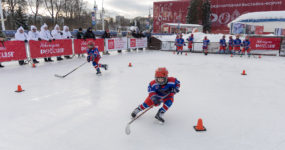 Мастер-шоу от игроков хоккейной команды "АКМ" на выставке-форуме "Россия"